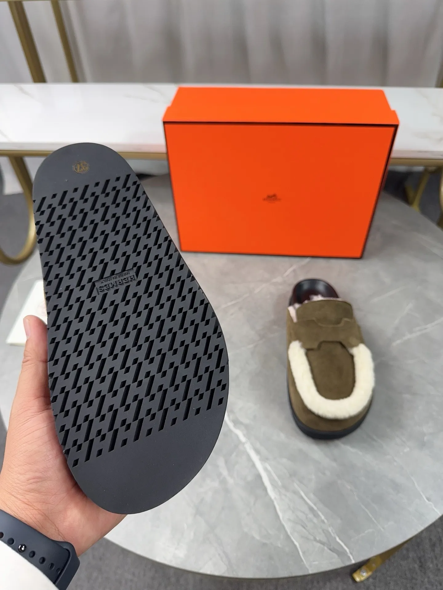 p460🐮🐮HERMES Birkenstock Mules🍬 Spring and summer really need versatile slippers. They have a casual and high-end feel, and the comfort is also great. The large toe design adds a playful feel, and the slip-on design is convenient and practical to wear. 🌷Upper: original high mercerized cow velvet 🌷Inner lining: wool 🌷Outsole: original TPU water platform + rubber film combination 🌷Number of sizes: women's size 35-40 (40-41 -42 is not returnable) men's size: 38-45 (45 is not returnable)